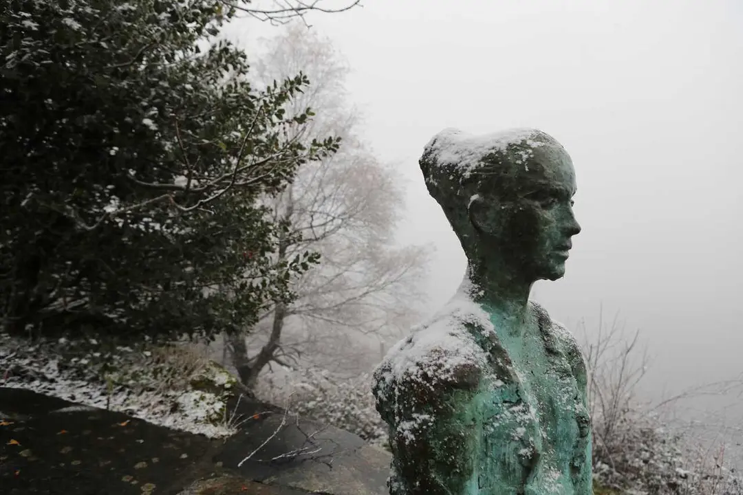 Archivo - Una estatua durante la nevada en Pedrafita,  en Lugo.