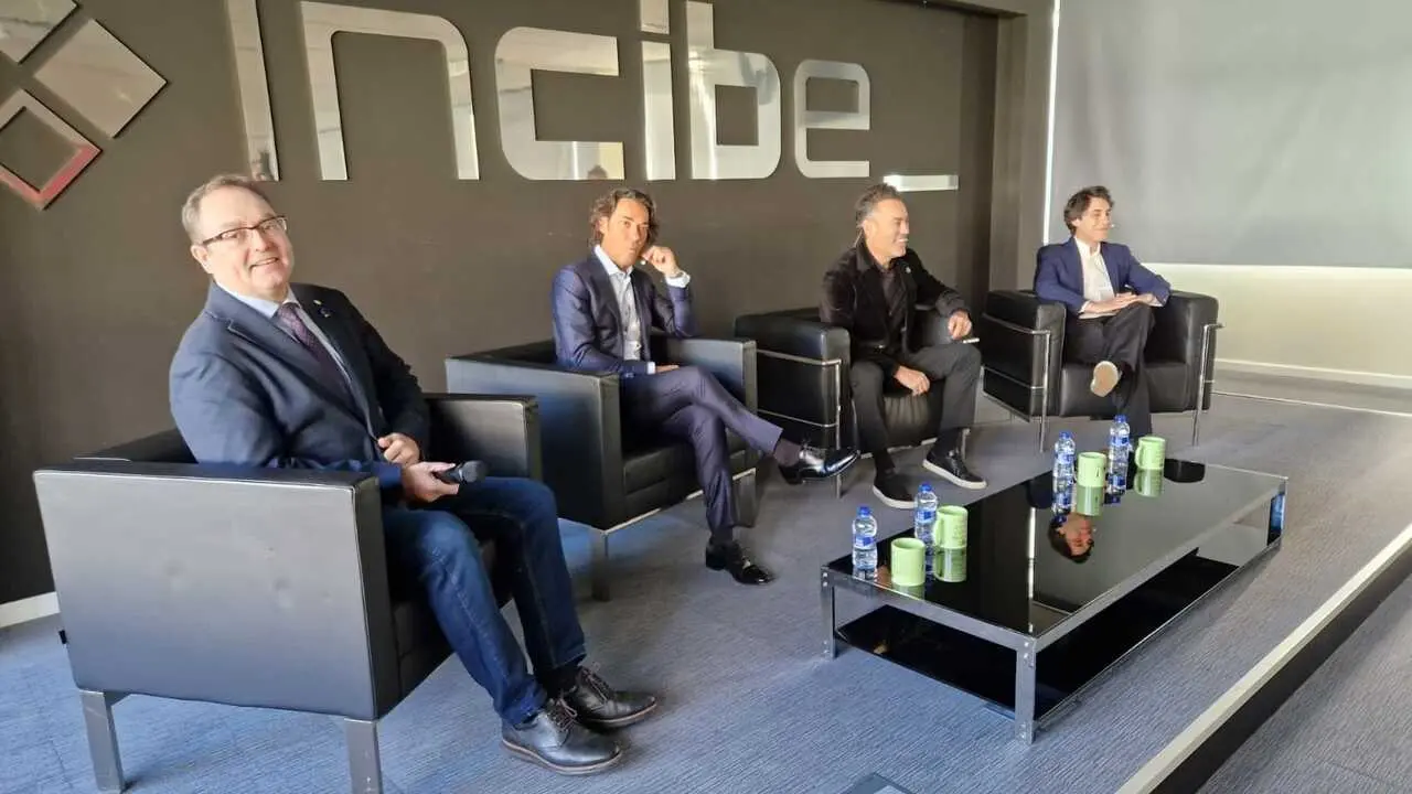 El director general del Incibe, F&eacute;lix Barrio (izquierda), acompa&ntilde;ado por el grupo musical Caf&eacute; Quijano.