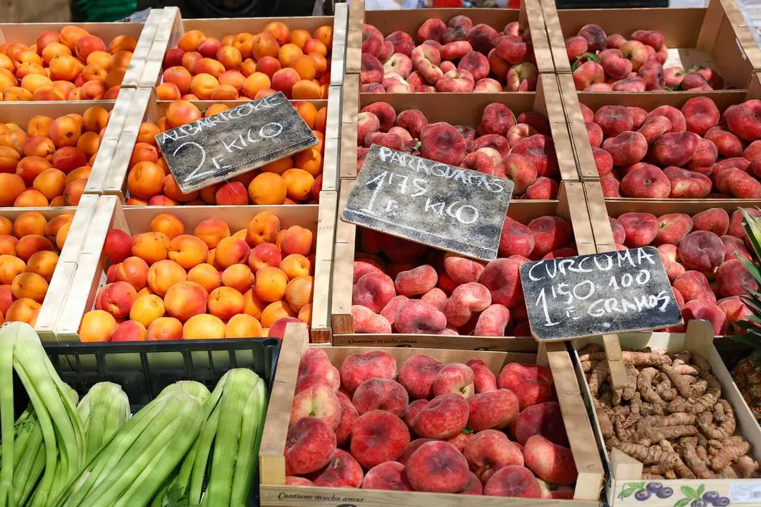 Archivo - Cajas de piezas de frutas en un mercado de la Comunidad de Madrid, a 12 de junio de 2024, en Madrid (Espa&ntilde;a).