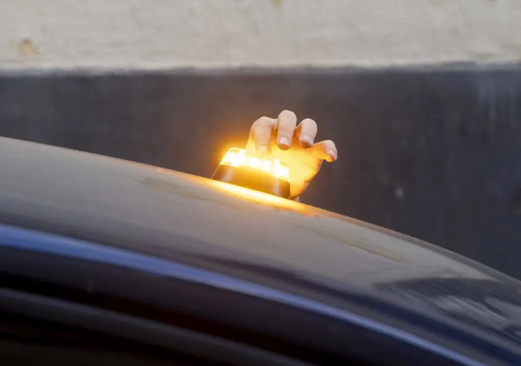 Archivo - Baliza V16 de emergencia  