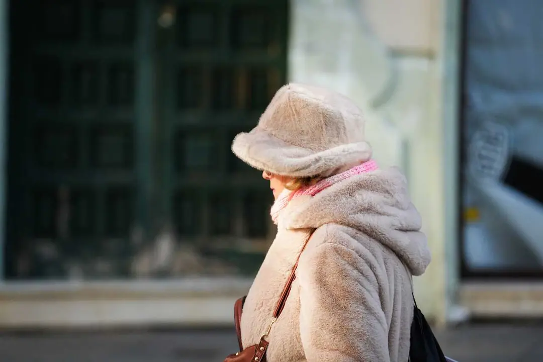 Imagen de transe&uacute;ntes sevillanos protegi&eacute;ndose del fr&iacute;o a pocos d&iacute;as de la entrada oficial del invierno. 