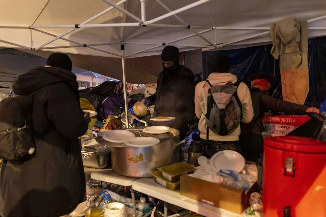 Los desalojados del B9 de Badalona bajo el puente de la C-31