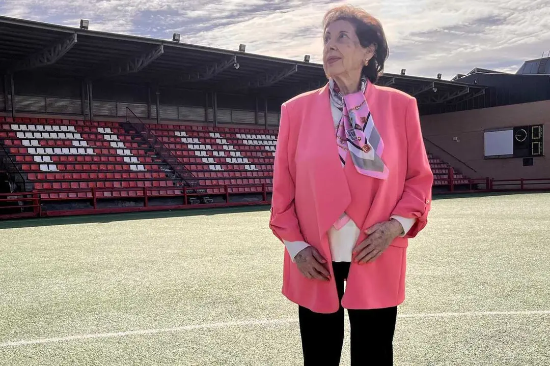 Amelia del Castillo, en un campo de f&uacute;tbol.