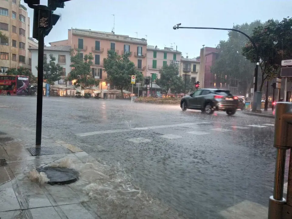 Archivo - Vista de la plaza Juan Carlos I de Palma (Mallorca) durante un d&iacute;a de lluvia.