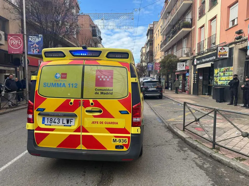 Una ambulancia de SUMMA 112 atiende un apu&ntilde;alamiento en Marcelo Usera a 26 de diciembre de 2025