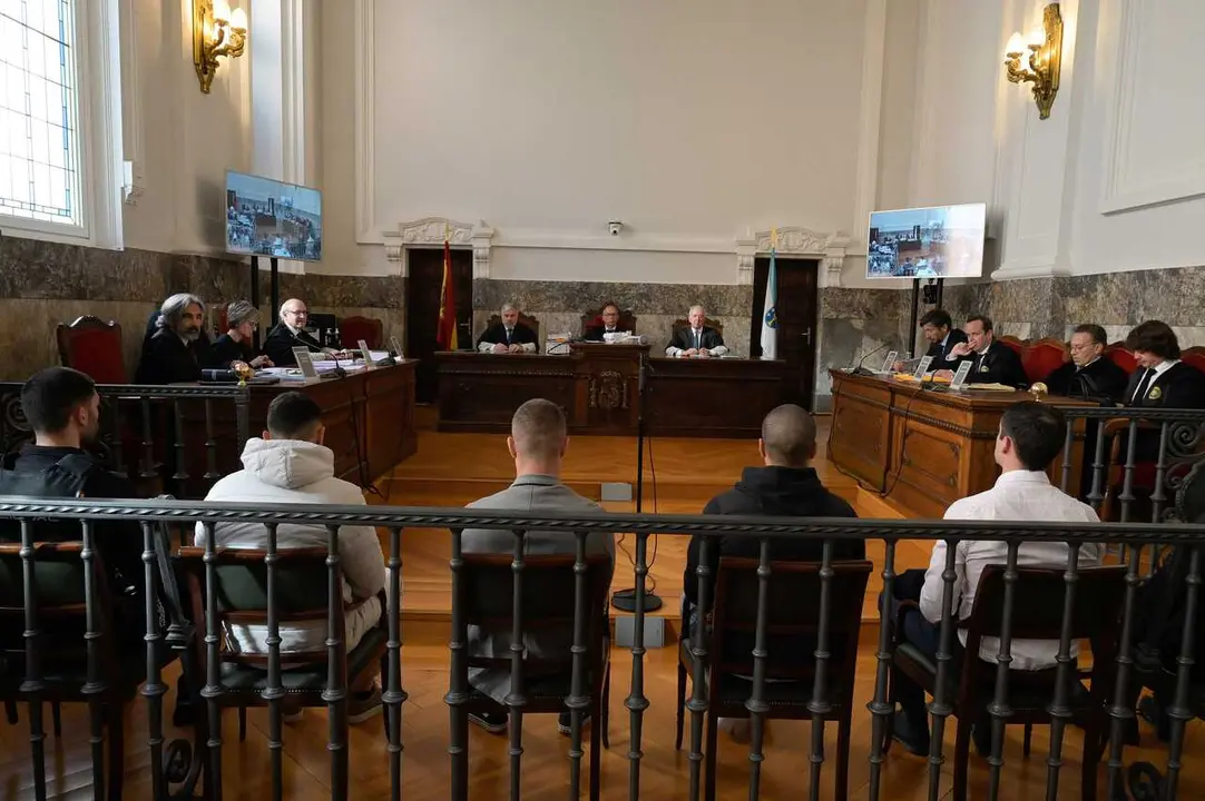 Archivo - (I-D)Los acusados, Diego Monta&ntilde;a, Alejandro Freire, Kaio Amaral, y  Alejandro M&iacute;guez, durante la vista de apelaci&oacute;n, en el Tribunal Superior de Xustiza de Galicia, a 28 de abril de 2025, en A Coru&ntilde;a