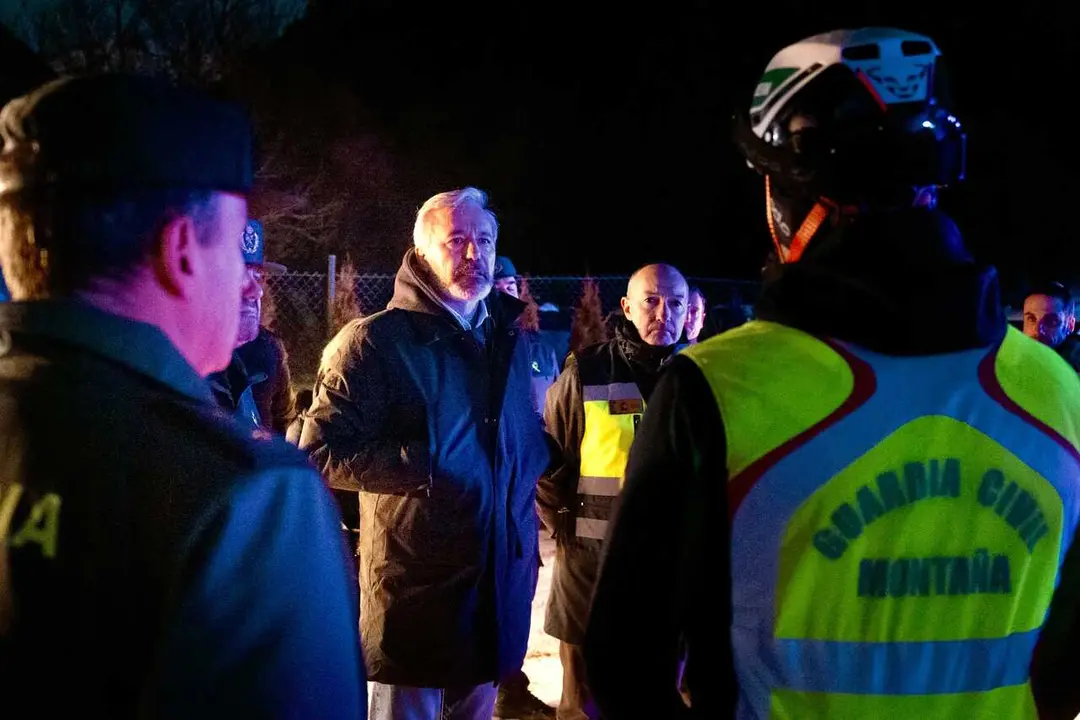 El presidente del Gobierno de Arag&oacute;n, Jorge Azc&oacute;n, y el delegado del Gobierno en Arag&oacute;n, Fernando Beltr&aacute;n Bl&aacute;zquez, junto a efectivos de la Guardia Civil de monta&ntilde;a.