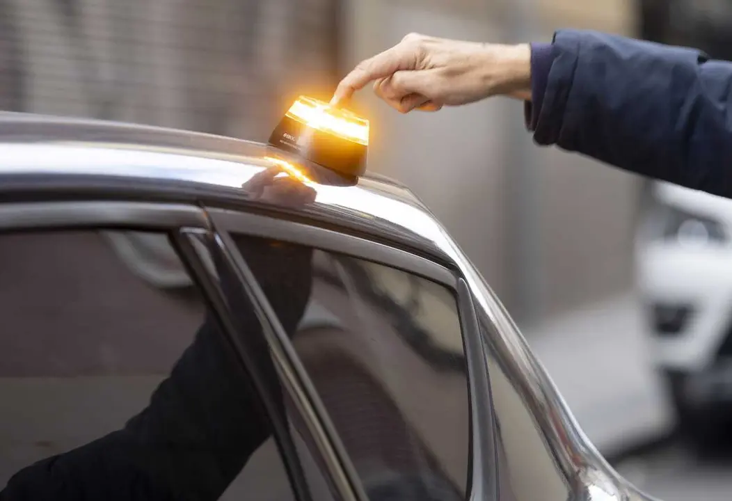 Archivo - Baliza V16 de emergencia para veh&iacute;culos