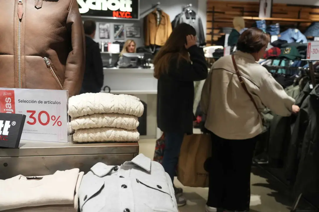 Archivo - Varias personas compran