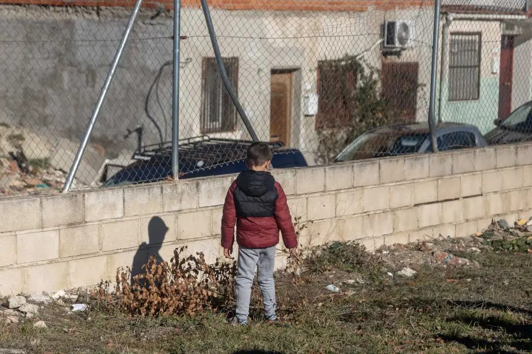 Archivo - Un ni&ntilde;o en el sector V de la Ca&ntilde;ada Real.