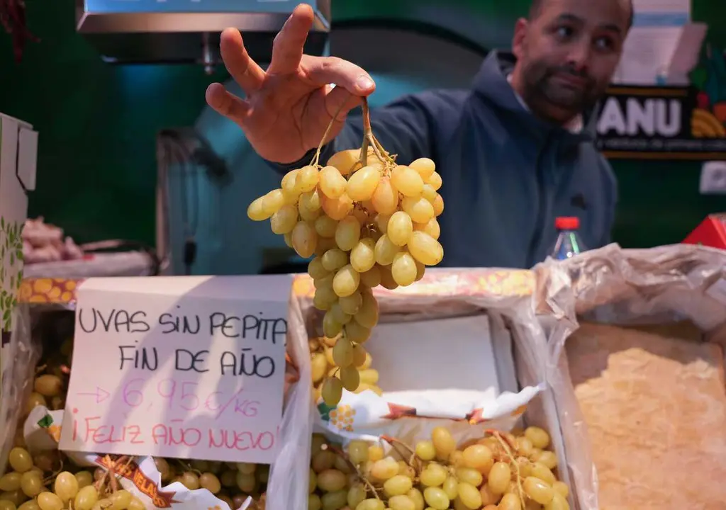 Archivo - Expositor con uvas en una fruter&iacute;a de un mercado de abastos. A 30 de diciembre de 2024, en Sevilla (Andaluc&iacute;a, Espa&ntilde;a). Las familias ultiman sus compras para despedir el a&ntilde;o en la cena de Nochevieja y la celebraci&oacute;n de la entrada del a&ntilde;o con las