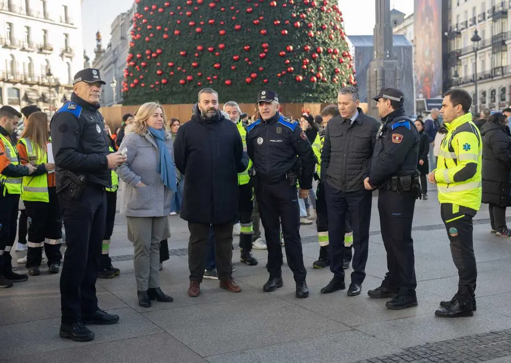 La vicealcaldesa de Madrid y delegada de Seguridad y Emergencias, Inma Sanz (2i), y el concejal del distrito de Centro, Carlos Segura (3i), dan a conocer el dispositivo de seguridad y emergencias dise&ntilde;ado por el Ayuntamiento