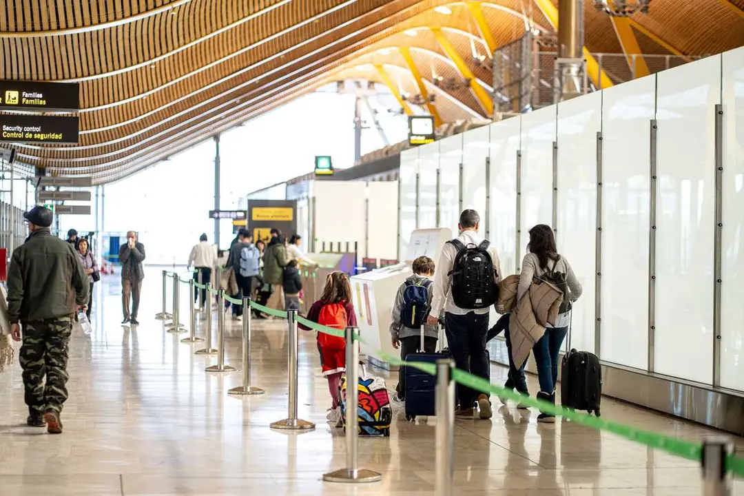 Viajeros en el Aeropuerto Adolfo Su&aacute;rez Madrid-Barajas, a 19 de diciembre de 2025, en Madrid (Espa&ntilde;a). La red de aeropuertos espa&ntilde;oles de Aena prev&eacute; operar un total de 101.793 vuelos en estas fechas navide&ntilde;as, entre este viernes, 19 de diciembre, y el pr&oacute;