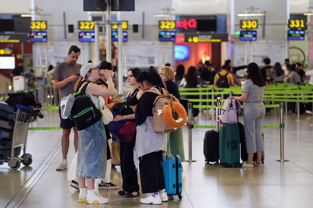 Archivo - Im&aacute;genes de turistas a su llegada al aeropuerto de M&aacute;laga-Costa del Sol, a 1 de julio de 2024, en M&aacute;laga, Andaluc&iacute;a (Espa&ntilde;a) 