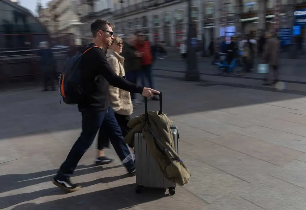 Archivo - Dos turistas en la Puerta del Sol, a 29 de noviembre de 2024, en Madrid (Espa&ntilde;a).  