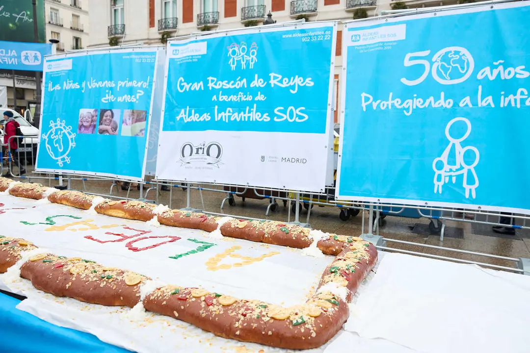 Archivo - Reparto de Rosc&oacute;n de Reyes de Aldeas Infantiles SOS, en la Puerta del Sol, a 5 de enero de 2025, en Madrid (Espa&ntilde;a). 
