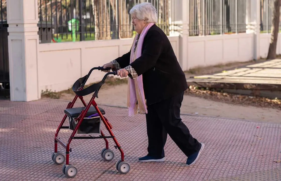 Archivo - Una persona camina con un andador.