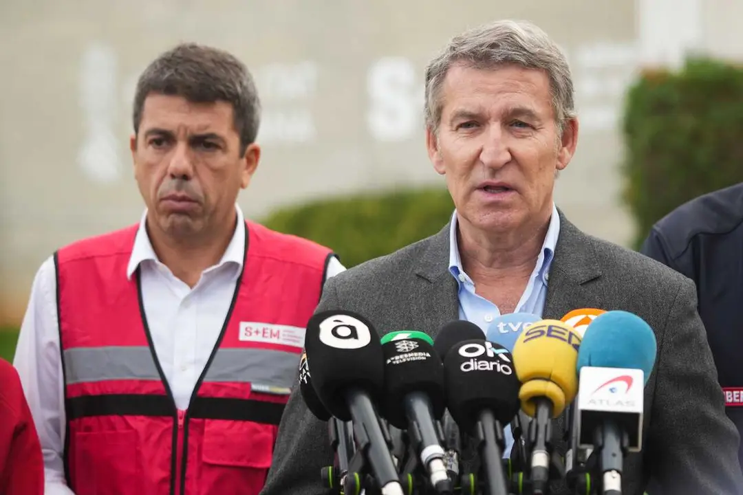 Archivo - El presidente de la Generalitat Valenciana, Carlos Maz&oacute;n (i) y el presidente del Partido Popular, Alberto N&uacute;&ntilde;ez Feij&oacute;o (d), ofrecen declaraciones a los medios tras su visita al Centro de Coordinaci&oacute;n de Emergencias de la Comunitat Valenciana, ju