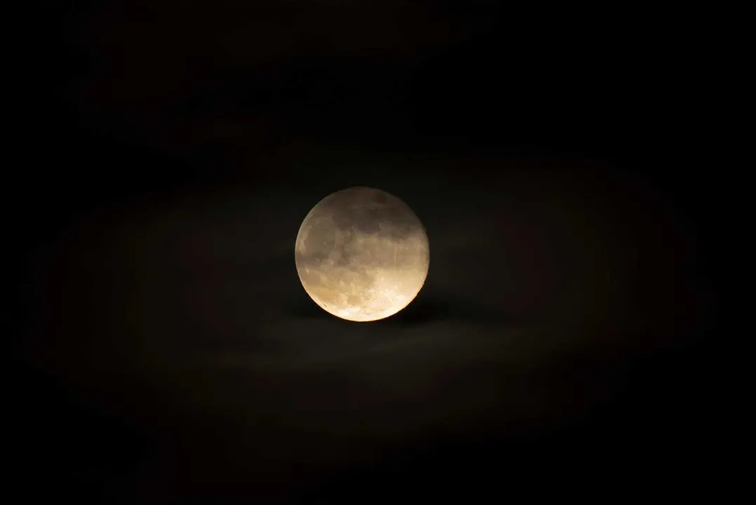 The moon seen rising in the skies of Lisbon. Mother Nature decided to display the final supermoon of the year, known as the Cold Supermoon. At its full phase and coinciding with its perigee, the satellite was located just 356,000 kilometers from Earth, appearing up to 14% larger and 30% brighter than a conventional full moon.