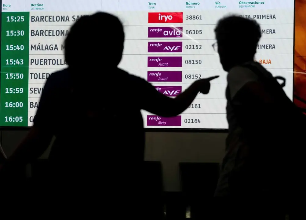 Archivo - Dos personas en la estaci&oacute;n de trenes Puerta de Atocha-Almudena Grandes, en Madrid (Espa&ntilde;a)