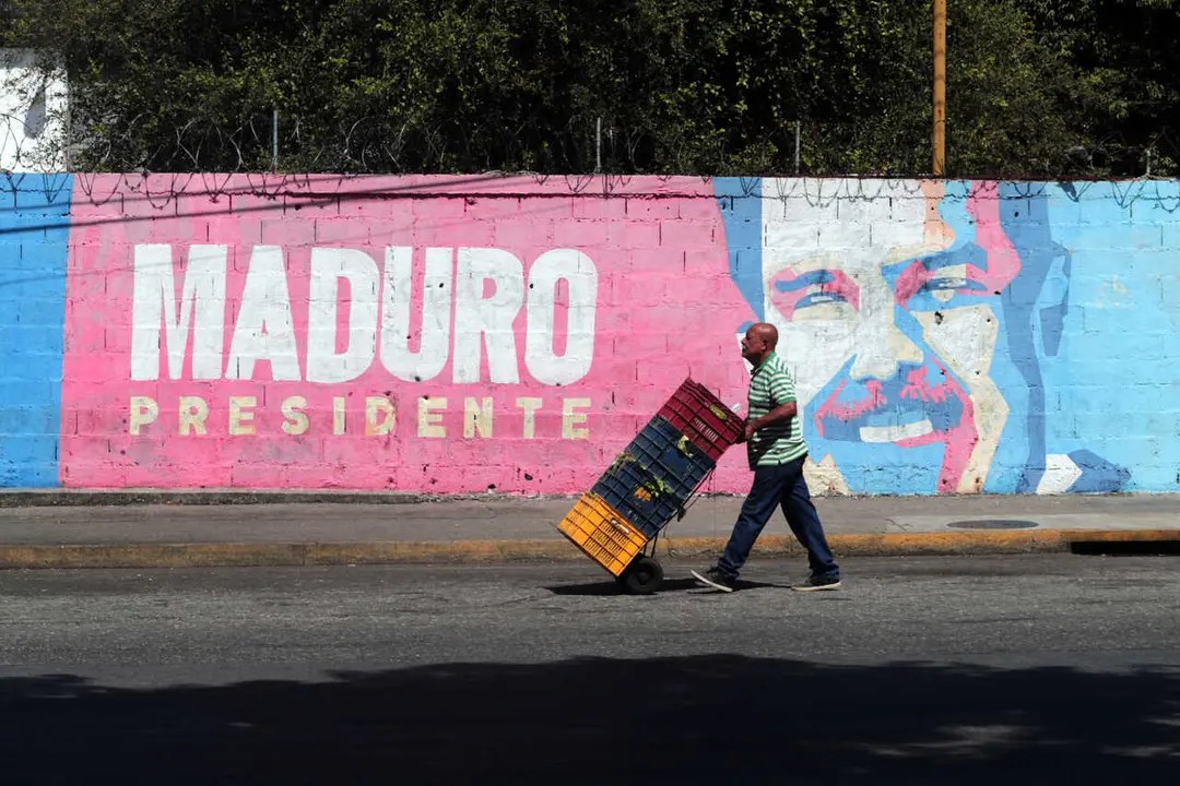 Archivo - Mural con una imagen de Nicol&aacute;s Maduro en Valencia, Carabobo (Venezuela)