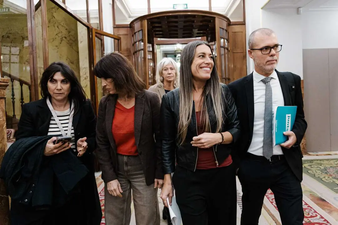 La portavoz de Junts en el Congreso, Miriam Nogueras (2d), a su salida de una sesi&oacute;n plenaria, en el Congreso de los Diputados, a 9 de diciembre de 2025, en Madrid (Espa&ntilde;a). 