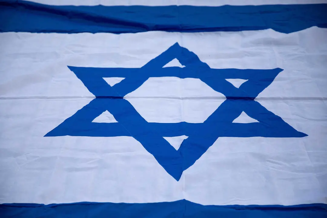 Archivo - November 30, 2025, Berlin, Berlin, Germany: On a cold, overcast Sunday, November 30, 2025, pro-Israel demonstrators gathered at Bebelplatz in central Berlin before marching toward the Brandenburg Gate. Participants held Israeli flags and signs c