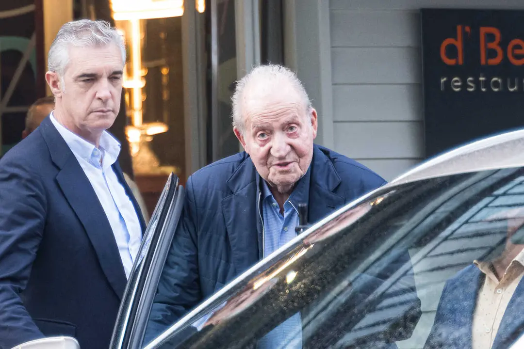 Archivo - El Rey em&eacute;rito Juan Carlos I a su salida del restaurante D&rsquo;Berto, a 5 de noviembre de 2025, en O Grove, Pontevedra
