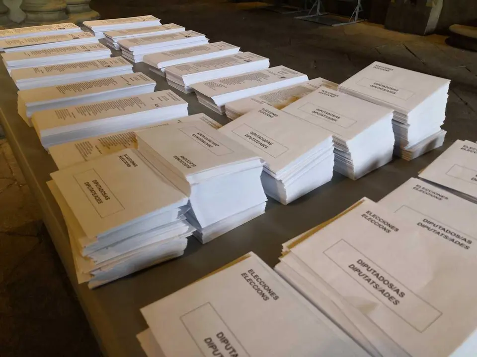 Archivo - Papeletas y sobres de las elecciones generales