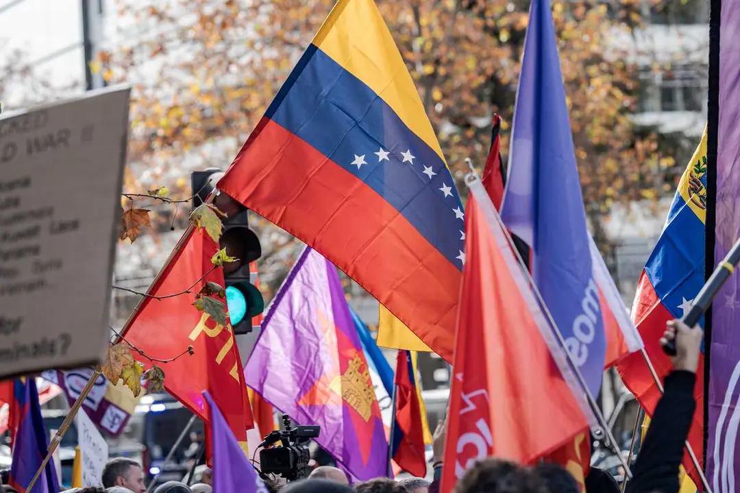 Banderas ondeadas durante una concentraci&oacute;n contra la agresi&oacute;n de EEUU a Venezuela, frente a la Embajada de EEUU, a 4 de enero de 2026, en Madrid (Espa&ntilde;a).