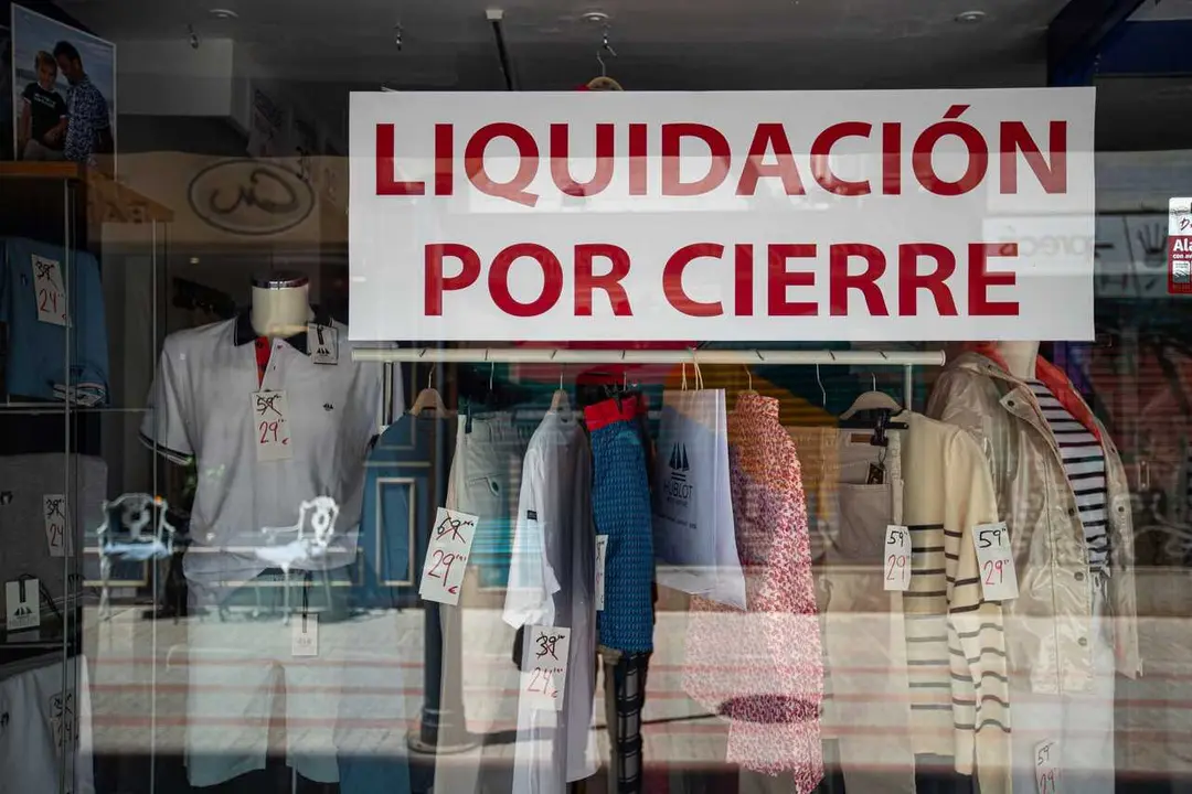 Archivo - El escaparate de un comercio anuncia 'liquidaci&oacute;n por cierre' en una calle de Palma de Mallorca,  