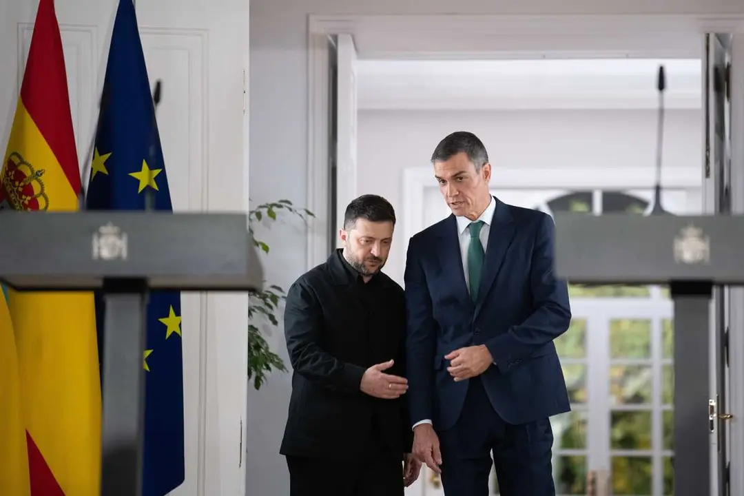 Archivo - El presidente del Gobierno, Pedro S&aacute;nchez (d), y el presidente de Ucrania, Volod&iacute;mir Zelenski (i), durante una rueda de prensa posterior a su reuni&oacute;n en el Palacio de la Moncloa, a 18 de noviembre de 2025, en Madrid (Espa&ntilde;a).