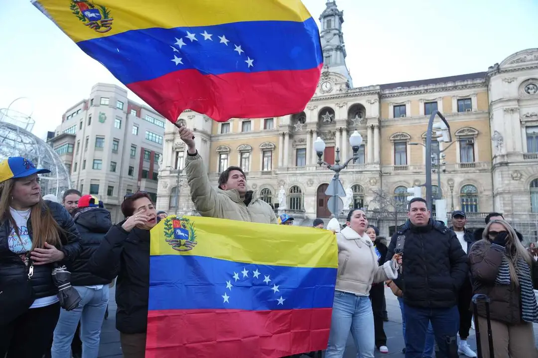 Concentraci&oacute;n en Bilbao tras la detenci&oacute;n por parte de EEUU del presidente de Venezuela, Nicol&aacute;s Maduro.