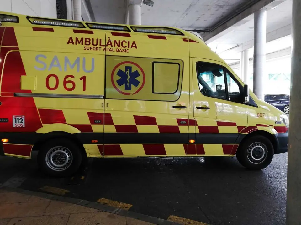 Archivo - Una ambulancia de soporte vital b&aacute;sico del SAMU 061 de Baleares, aparcada en el Hospital Son Espases.