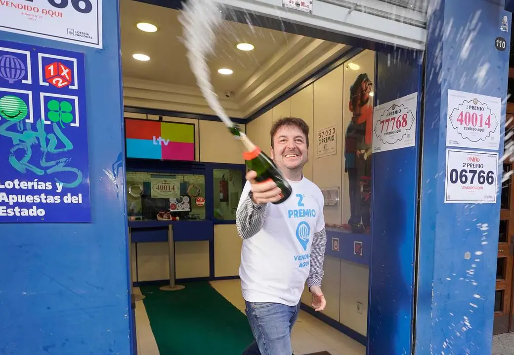 Archivo - Agraciados con el &lsquo;Segundo Premio&rsquo; del Sorteo Extraordinario de El Ni&ntilde;o 2025 correspondiente al n&uacute;mero 06766 celebran su suerte en la administraci&oacute;n de Avenida Camelias, a 6 de enero de 2025, en Vigo, Pontevedra, Galicia (Espa&ntilde;a). El Sorteo de l