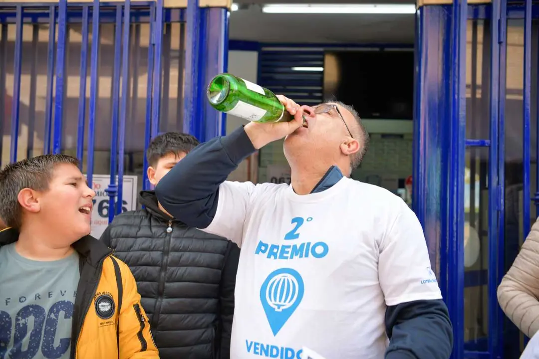 Archivo - Agraciados con el &lsquo;Segundo Premio&rsquo; del Sorteo Extraordinario de El Ni&ntilde;o 2025 correspondiente al n&uacute;mero 06766 celebran su suerte en la administraci&oacute;n de la calle Concepci&oacute;n, 2 de Villarrubia de los Ojos, a 6 de enero de 2025, en Villarubia de los