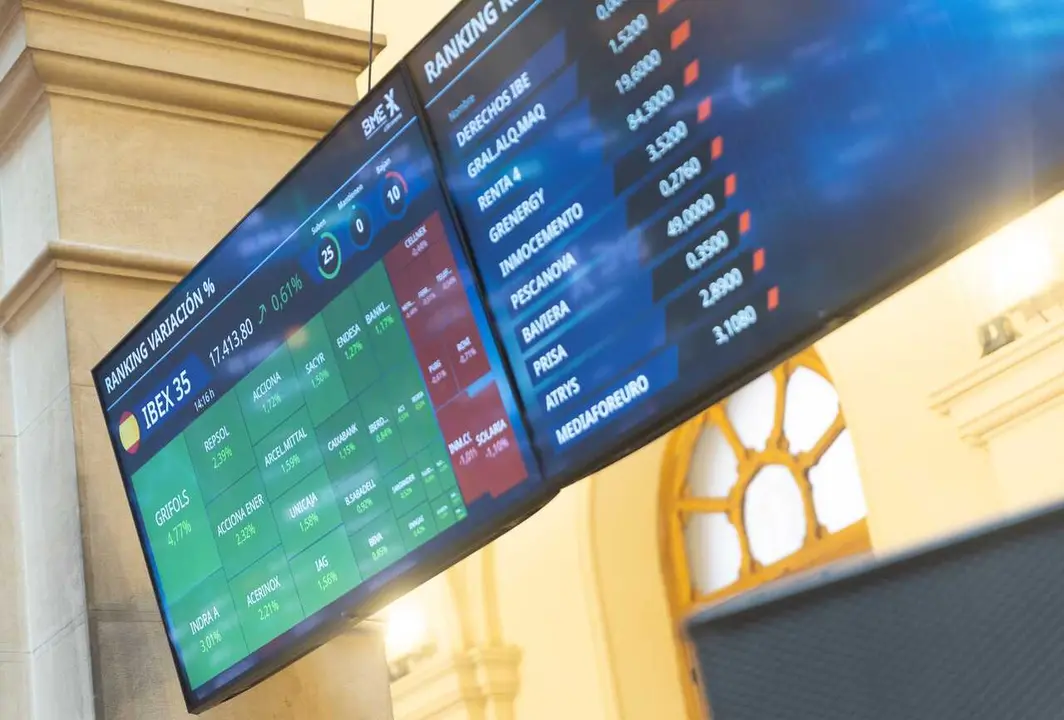 Paneles informativos, en el Palacio de la Bolsa de Madrid, a 2 de enero de 2026, en Madrid (Espa&ntilde;a). El principal indicador del mercado espa&ntilde;ol cotiz&oacute; en nuevos m&aacute;ximos hist&oacute;ricos al cierre del ejercicio 2025 en el que acumula una revalorizaci&oacute;n de un 49%