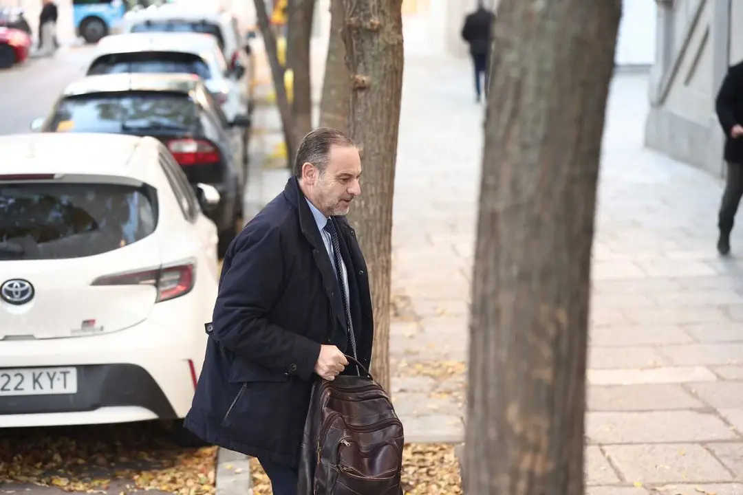 Archivo - El exministro Jos&eacute; Luis Abalos a su llegada al Tribunal Supremo, a 27 de noviembre de 2025, en Madrid (Espa&ntilde;a). El magistrado del Tribunal Supremo, Leopoldo Puente, ha citado al exministro Jos&eacute; Luis &Aacute;balos y al exasesor Koldo Garc&iacute;a a comparecer