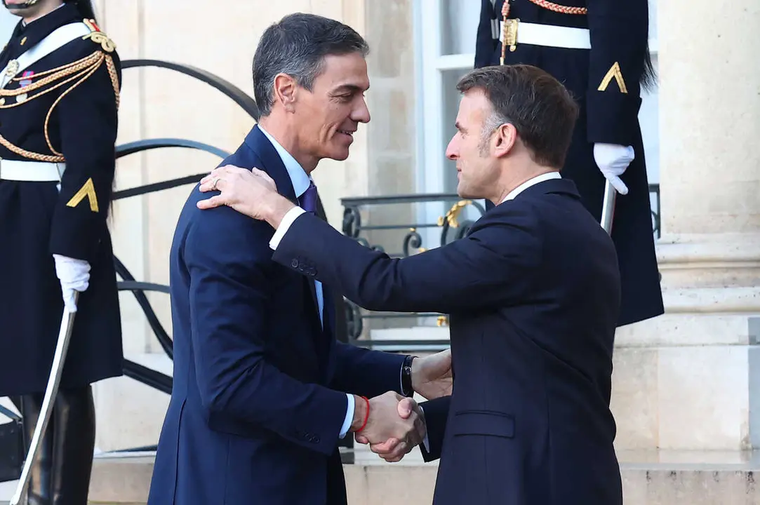 Pedro S&aacute;nchez junto a Emmanuel Macron en su llegada a la reuni&oacute;n de la Coalici&oacute;n de Voluntarios.