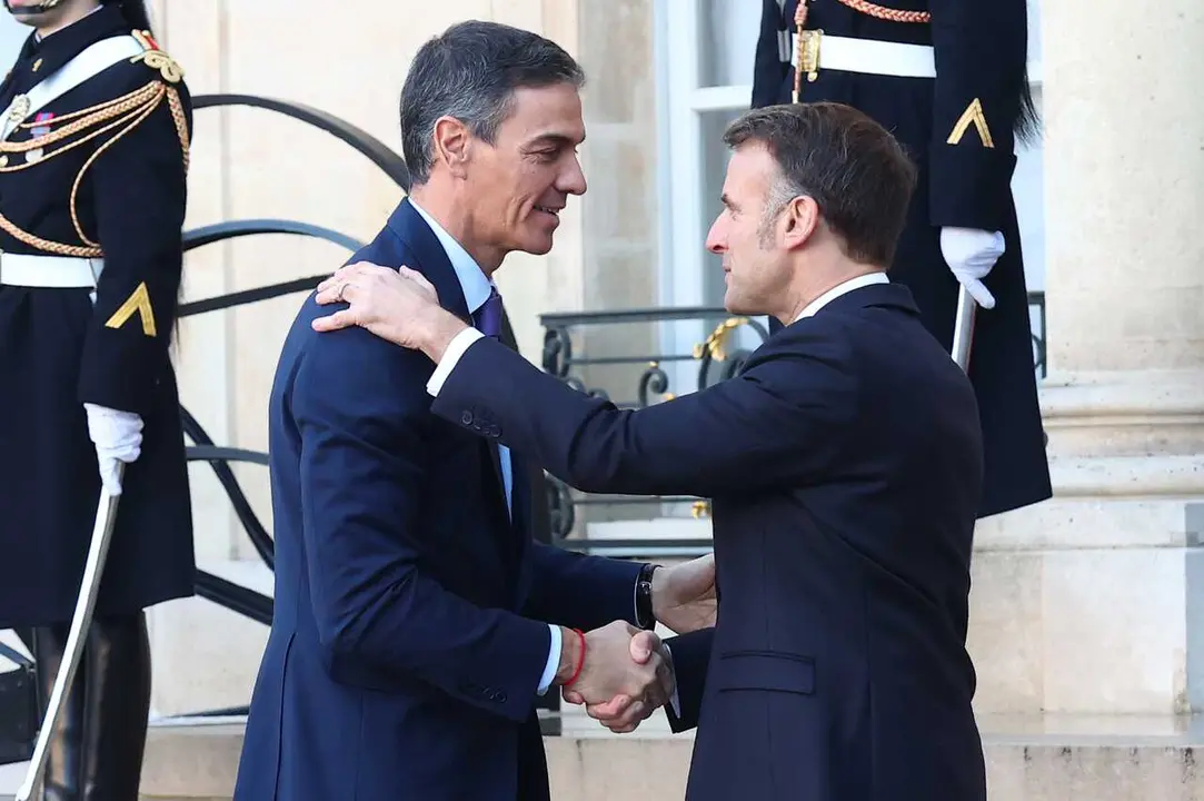 El presidente del Gobierno, Pedro S&aacute;nchez (i), es recibido por el presidente de Francia, Emmanuel Macron (d), a su llegada a la reuni&oacute;n de la Coalici&oacute;n de Voluntarios que se celebra en el Palacio del El&iacute;seo, a 6 de enero de 2026, en Par&iacute;s (Francia).