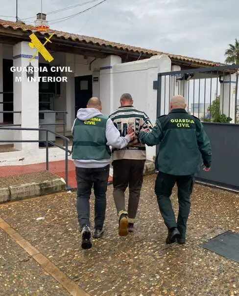 Agentes de la Guardia Civil acompa&ntilde;an a una persona a dependencias oficiales tras su arresto.