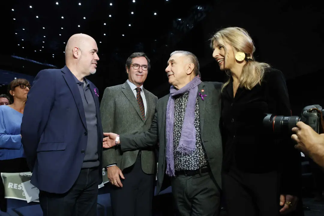 Archivo - (I-D) El secretario general de CC.OO, Unai Sordo, el presidente de la Confederaci&oacute;n Espa&ntilde;ola de Organizaciones Empresariales (CEOE), Antonio Garamendi, el secretario general de UGT, Pepe &Aacute;lvarez, y la vicepresidenta segunda y ministra de Trabajo