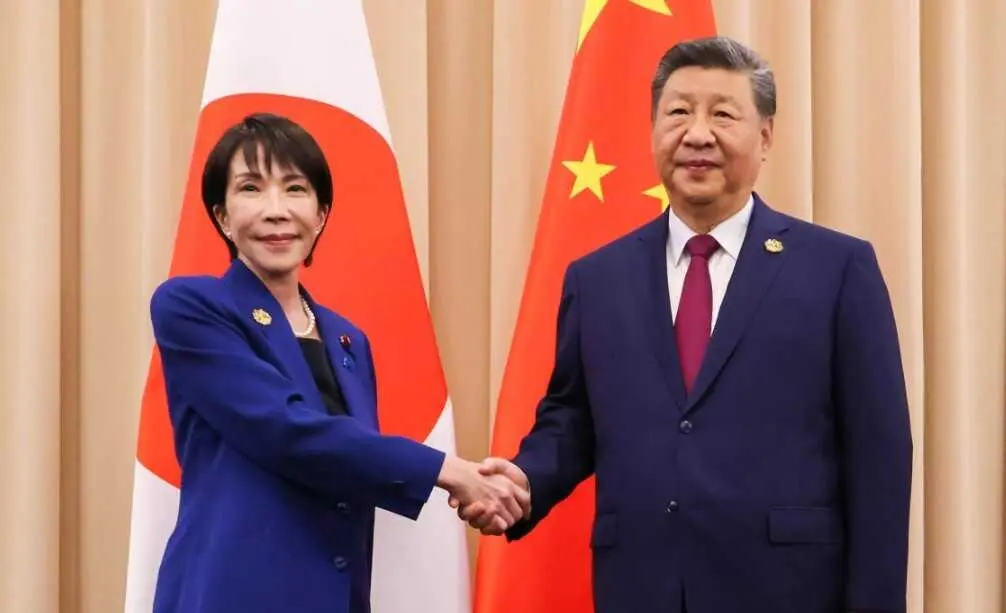 Archivo - La primera ministra de Jap&oacute;n, Sanae Takaichi, y el presidente de China, Xi Jinping, en la cumbre de la APEC 2025 en Gyeongju (Corea del Sur), a 31 de octubre de 2025