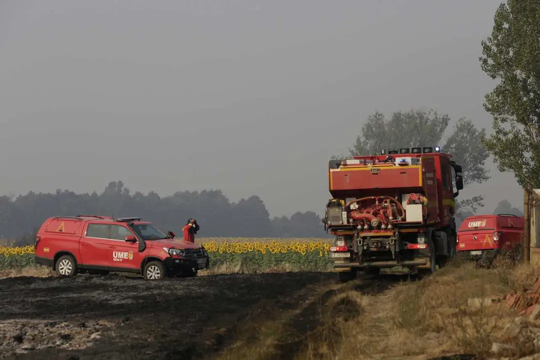 Archivo - Furgonetas y camiones de la UME, en tierra quemada tras un incendio en tierra quemada, a 13 de agosto de 2025, en Quintana y Congosto, Le&oacute;n, Castilla y Le&oacute;n (Espa&ntilde;a).