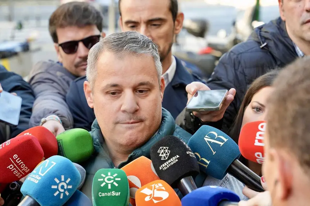 Archivo - El t&iacute;o de Sandra Pe&ntilde;a y portavoz de la familia, Isaac Villar, atiende  a los medios de comunicaci&oacute;n a su llegada a la Fiscal&iacute;a de Menores, en una foto de archivo.