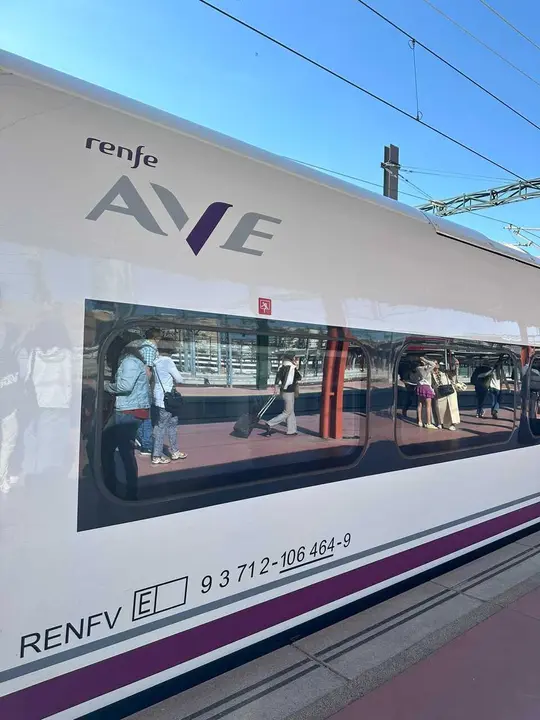 Archivo - Tren de alta velocidad de Renfe en una imagen de archivo 