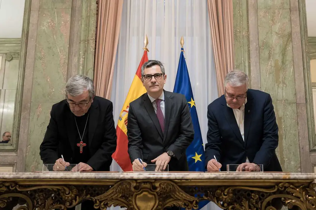 El ministro de la Presidencia, F&eacute;lix Bola&ntilde;os (c), el presidente de la Conferencia Episcopal, Luis Arg&uuml;ello (i), y el Presidente de la Conferencia Espa&ntilde;ola de Religiosos, Jes&uacute;s D&iacute;az Sariego (d), en la firma del acuerdo.
