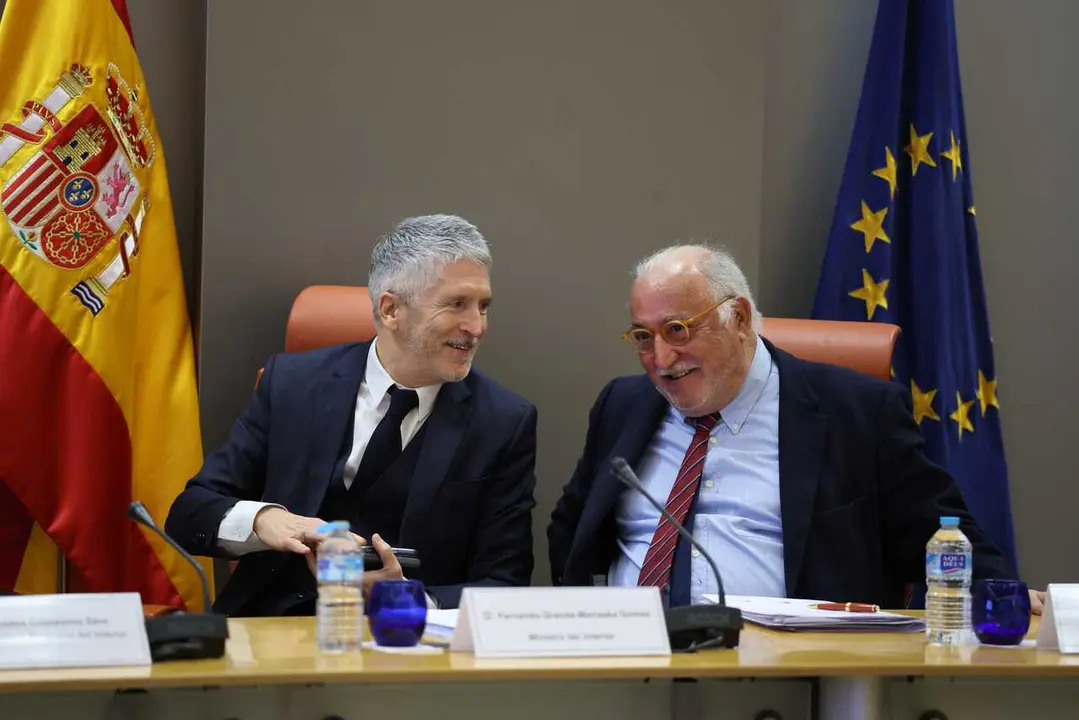 El ministro del Interior, Fernando Grande-Marlaska (i), y el director general de Tr&aacute;fico, Pere Navarro (d), durante la presentaci&oacute;n del balance provisional de siniestralidad vial correspondiente a 2025, a 8 de enero de 2026, en Madrid (Espa&ntilde;a).