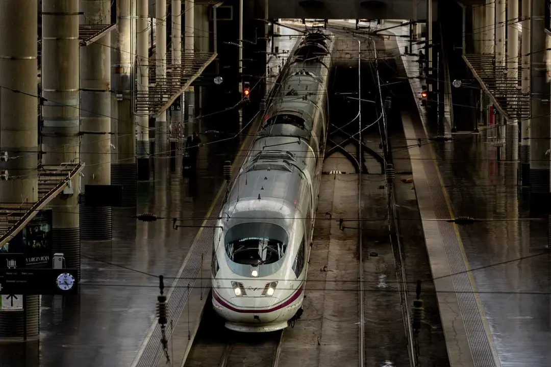 Archivo - Un tren en la estaci&oacute;n de Atocha, a 31 de octubre de 2024, en Madrid (Espa&ntilde;a). 