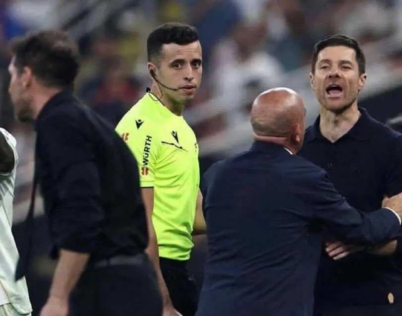 Xabi Alonso confrontando a Simeone